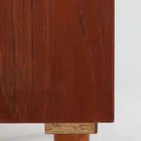 Domino Mobler社製のサイドボードは、北欧デンマークのビンテージ家具らしいシンプルかつ機能的なデザインが魅力です。チーク材を用いた温かみのある木目と深みのある色調が空間に落ち着きを与えます。左側には4杯の引き出し、右側にはスライド扉付きの収納棚を備え、食器や日用品をすっきり収めることが可能です。特徴的なスクエア型の木製ハンドルや細身の脚部が洗練された印象を与え、ダイニングやリビングでの収納家具としてだけでなく、テレビボードや飾り棚としても活躍する実用性と存在感を兼ね備えています。年月を経た風合いがより一層の魅力を引き立てる逸品です。