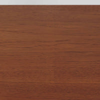 Domino Mobler社製のサイドボードは、北欧デンマークのビンテージ家具らしいシンプルかつ機能的なデザインが魅力です。チーク材を用いた温かみのある木目と深みのある色調が空間に落ち着きを与えます。左側には4杯の引き出し、右側にはスライド扉付きの収納棚を備え、食器や日用品をすっきり収めることが可能です。特徴的なスクエア型の木製ハンドルや細身の脚部が洗練された印象を与え、ダイニングやリビングでの収納家具としてだけでなく、テレビボードや飾り棚としても活躍する実用性と存在感を兼ね備えています。年月を経た風合いがより一層の魅力を引き立てる逸品です。