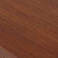 Domino Mobler社製のサイドボードは、北欧デンマークのビンテージ家具らしいシンプルかつ機能的なデザインが魅力です。チーク材を用いた温かみのある木目と深みのある色調が空間に落ち着きを与えます。左側には4杯の引き出し、右側にはスライド扉付きの収納棚を備え、食器や日用品をすっきり収めることが可能です。特徴的なスクエア型の木製ハンドルや細身の脚部が洗練された印象を与え、ダイニングやリビングでの収納家具としてだけでなく、テレビボードや飾り棚としても活躍する実用性と存在感を兼ね備えています。年月を経た風合いがより一層の魅力を引き立てる逸品です。