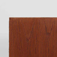 Domino Mobler社製のサイドボードは、北欧デンマークのビンテージ家具らしいシンプルかつ機能的なデザインが魅力です。チーク材を用いた温かみのある木目と深みのある色調が空間に落ち着きを与えます。左側には4杯の引き出し、右側にはスライド扉付きの収納棚を備え、食器や日用品をすっきり収めることが可能です。特徴的なスクエア型の木製ハンドルや細身の脚部が洗練された印象を与え、ダイニングやリビングでの収納家具としてだけでなく、テレビボードや飾り棚としても活躍する実用性と存在感を兼ね備えています。年月を経た風合いがより一層の魅力を引き立てる逸品です。