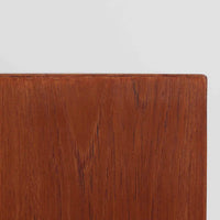 Domino Mobler社製のサイドボードは、北欧デンマークのビンテージ家具らしいシンプルかつ機能的なデザインが魅力です。チーク材を用いた温かみのある木目と深みのある色調が空間に落ち着きを与えます。左側には4杯の引き出し、右側にはスライド扉付きの収納棚を備え、食器や日用品をすっきり収めることが可能です。特徴的なスクエア型の木製ハンドルや細身の脚部が洗練された印象を与え、ダイニングやリビングでの収納家具としてだけでなく、テレビボードや飾り棚としても活躍する実用性と存在感を兼ね備えています。年月を経た風合いがより一層の魅力を引き立てる逸品です。