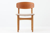 Borge mogensenによるモデル122チェアは、大きな背もたれが特徴的なデザインです。チーク材とオーク材の組み合わせが美しい作品です。