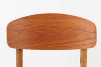 Borge mogensenによるモデル122チェアは、大きな背もたれが特徴的なデザインです。チーク材とオーク材の組み合わせが美しい作品です。