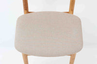 Borge mogensenによるモデル122チェアは、大きな背もたれが特徴的なデザインです。チーク材とオーク材の組み合わせが美しい作品です。