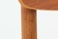 Borge mogensenによるモデル122チェアは、大きな背もたれが特徴的なデザインです。チーク材とオーク材の組み合わせが美しい作品です。