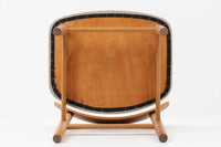 Borge mogensenによるモデル122チェアは、大きな背もたれが特徴的なデザインです。チーク材とオーク材の組み合わせが美しい作品です。