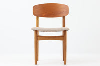 Borge mogensenによるモデル122チェアは、大きな背もたれが特徴的なデザインです。チーク材とオーク材の組み合わせが美しい作品です。