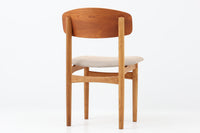 Borge mogensenによるモデル122チェアは、大きな背もたれが特徴的なデザインです。チーク材とオーク材の組み合わせが美しい作品です。
