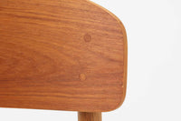 Borge mogensenによるモデル122チェアは、大きな背もたれが特徴的なデザインです。チーク材とオーク材の組み合わせが美しい作品です。