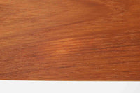 Borge mogensenによるモデル122チェアは、大きな背もたれが特徴的なデザインです。チーク材とオーク材の組み合わせが美しい作品です。