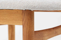 Borge mogensenによるモデル122チェアは、大きな背もたれが特徴的なデザインです。チーク材とオーク材の組み合わせが美しい作品です。