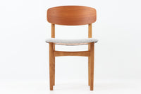 Borge mogensenによるモデル122チェアは、大きな背もたれが特徴的なデザインです。チーク材とオーク材の組み合わせが美しい作品です。