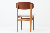 Borge mogensenによるモデル122チェアは、大きな背もたれが特徴的なデザインです。チーク材とオーク材の組み合わせが美しい作品です。