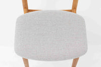 Borge mogensenによるモデル122チェアは、大きな背もたれが特徴的なデザインです。チーク材とオーク材の組み合わせが美しい作品です。