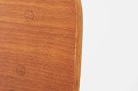 Borge mogensenによるモデル122チェアは、大きな背もたれが特徴的なデザインです。チーク材とオーク材の組み合わせが美しい作品です。