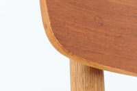 Borge mogensenによるモデル122チェアは、大きな背もたれが特徴的なデザインです。チーク材とオーク材の組み合わせが美しい作品です。