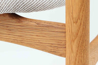 Borge mogensenによるモデル122チェアは、大きな背もたれが特徴的なデザインです。チーク材とオーク材の組み合わせが美しい作品です。