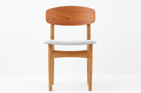 Borge mogensenによるモデル122チェアは、大きな背もたれが特徴的なデザインです。チーク材とオーク材の組み合わせが美しい作品です。