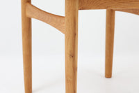 Borge mogensenによるモデル122チェアは、大きな背もたれが特徴的なデザインです。チーク材とオーク材の組み合わせが美しい作品です。