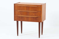 デンマークより買い付けた3段チェストです。小ぶりで可愛らしいシンプルなデザインです。北欧家具らしいバータイプの取手が使用されています。良質なチーク材が使用されています。脚に少しの反りがございますので、それを考慮した価格に設定しております。