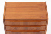 デンマークより買い付けた3段チェストです。小ぶりで可愛らしいシンプルなデザインです。北欧家具らしいバータイプの取手が使用されています。良質なチーク材が使用されています。脚に少しの反りがございますので、それを考慮した価格に設定しております。