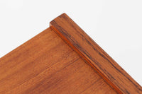 デンマークより買い付けた3段チェストです。小ぶりで可愛らしいシンプルなデザインです。北欧家具らしいバータイプの取手が使用されています。良質なチーク材が使用されています。脚に少しの反りがございますので、それを考慮した価格に設定しております。