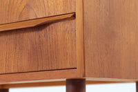 デンマークより買い付けた3段チェストです。小ぶりで可愛らしいシンプルなデザインです。北欧家具らしいバータイプの取手が使用されています。良質なチーク材が使用されています。脚に少しの反りがございますので、それを考慮した価格に設定しております。