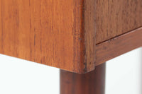 デンマークより買い付けた3段チェストです。小ぶりで可愛らしいシンプルなデザインです。北欧家具らしいバータイプの取手が使用されています。良質なチーク材が使用されています。脚に少しの反りがございますので、それを考慮した価格に設定しております。