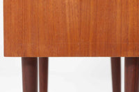 デンマークより買い付けた3段チェストです。小ぶりで可愛らしいシンプルなデザインです。北欧家具らしいバータイプの取手が使用されています。良質なチーク材が使用されています。脚に少しの反りがございますので、それを考慮した価格に設定しております。