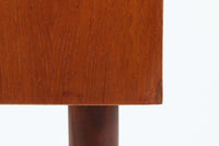 デンマークより買い付けた3段チェストです。小ぶりで可愛らしいシンプルなデザインです。北欧家具らしいバータイプの取手が使用されています。良質なチーク材が使用されています。脚に少しの反りがございますので、それを考慮した価格に設定しております。