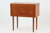 北欧より買い付けた2段チェストです。本体には良質なチーク材が使用されています。すっきりとした長めの脚はスタイリッシュな印象です。