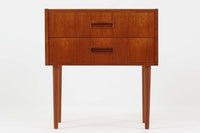 北欧より買い付けた2段チェストです。本体には良質なチーク材が使用されています。すっきりとした長めの脚はスタイリッシュな印象です。