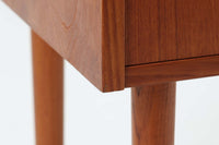 北欧より買い付けた2段チェストです。本体には良質なチーク材が使用されています。すっきりとした長めの脚はスタイリッシュな印象です。