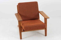 北欧家具を代表するソファ『GE290』です。現在リプロダクト品が販売されていますが、こちらは本物です。元々はベッド会社であるGETAmA社ならではのコイルスプリングが内包されたクッションの座り心地は、弾力があり心地良く、読書や映画などのリラックスタイムに最適です。立ち上がる際も適度なはね返りがあるので、動く時に億劫になる事はありません。Hans J.Wegnerならではの時代を超えた素晴らしいデザインです。横や背面から見るとまた違った表情を感じて頂けると思います。