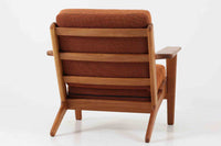 北欧家具を代表するソファ『GE290』です。現在リプロダクト品が販売されていますが、こちらは本物です。元々はベッド会社であるGETAmA社ならではのコイルスプリングが内包されたクッションの座り心地は、弾力があり心地良く、読書や映画などのリラックスタイムに最適です。立ち上がる際も適度なはね返りがあるので、動く時に億劫になる事はありません。Hans J.Wegnerならではの時代を超えた素晴らしいデザインです。横や背面から見るとまた違った表情を感じて頂けると思います。