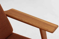 北欧家具を代表するソファ『GE290』です。現在リプロダクト品が販売されていますが、こちらは本物です。元々はベッド会社であるGETAmA社ならではのコイルスプリングが内包されたクッションの座り心地は、弾力があり心地良く、読書や映画などのリラックスタイムに最適です。立ち上がる際も適度なはね返りがあるので、動く時に億劫になる事はありません。Hans J.Wegnerならではの時代を超えた素晴らしいデザインです。横や背面から見るとまた違った表情を感じて頂けると思います。