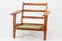 北欧家具を代表するソファ『GE290』です。現在リプロダクト品が販売されていますが、こちらは本物です。元々はベッド会社であるGETAmA社ならではのコイルスプリングが内包されたクッションの座り心地は、弾力があり心地良く、読書や映画などのリラックスタイムに最適です。立ち上がる際も適度なはね返りがあるので、動く時に億劫になる事はありません。Hans J.Wegnerならではの時代を超えた素晴らしいデザインです。横や背面から見るとまた違った表情を感じて頂けると思います。