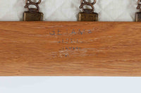 北欧家具を代表するソファ『GE290』です。現在リプロダクト品が販売されていますが、こちらは本物です。元々はベッド会社であるGETAmA社ならではのコイルスプリングが内包されたクッションの座り心地は、弾力があり心地良く、読書や映画などのリラックスタイムに最適です。立ち上がる際も適度なはね返りがあるので、動く時に億劫になる事はありません。Hans J.Wegnerならではの時代を超えた素晴らしいデザインです。横や背面から見るとまた違った表情を感じて頂けると思います。