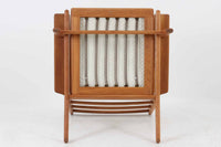 北欧家具を代表するソファ『GE290』です。現在リプロダクト品が販売されていますが、こちらは本物です。元々はベッド会社であるGETAmA社ならではのコイルスプリングが内包されたクッションの座り心地は、弾力があり心地良く、読書や映画などのリラックスタイムに最適です。立ち上がる際も適度なはね返りがあるので、動く時に億劫になる事はありません。Hans J.Wegnerならではの時代を超えた素晴らしいデザインです。横や背面から見るとまた違った表情を感じて頂けると思います。