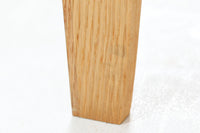 北欧より買い付けたシェルフです。このシェルフは上段の中央部に背板をなくすことで、圧迫感が軽減されています。また、引き出しの取っ手が削り出されており、横からみた際もスッキリとした印象を受けます。小ぶりで使い勝手のよいスリムなシェルフです。