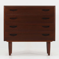 落ち着いた深みのある色合いが印象的な、マホガニー材を使用した4段チェストです。端正な箱型の本体にすっきりと伸びる脚部を組み合わせ、引き出しには左右に造形的な木製取っ手を配した、シンプルながら表情豊かなデザイン。4杯の引き出しは衣類や小物類を整理しやすく、幅80cmの程よいサイズで寝室やリビングの収納として活躍します。年月を重ねた木肌の深い色艶と端正な佇まいに、北欧ビンテージならではの趣が感じられる一台です。