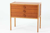 本体の縁にオーク材が使用され、本体縁から伸びたオーク材の脚が特徴です。このデザインにより、非常にすっきりとした印象を与えます。引き出し内の底板はオリジナルであり、丁寧に使用されており、綺麗な状態です。落ち着いたグリーン色の色味が素敵です。