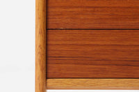 本体の縁にオーク材が使用され、本体縁から伸びたオーク材の脚が特徴です。このデザインにより、非常にすっきりとした印象を与えます。引き出し内の底板はオリジナルであり、丁寧に使用されており、綺麗な状態です。落ち着いたグリーン色の色味が素敵です。