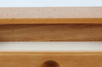 サイドテーブルを収納できる珍しいデザインが特徴です。本体には耐久性に優れたオーク材が使用されており、上質な風合いです。また、この作品はSven Engstrom & Ginnar Myrstrandによるものです。