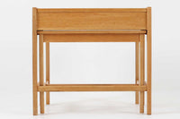 サイドテーブルを収納できる珍しいデザインが特徴です。本体には耐久性に優れたオーク材が使用されており、上質な風合いです。また、この作品はSven Engstrom & Ginnar Myrstrandによるものです。