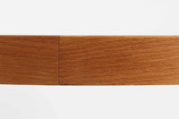 美しい木目のオーク材で作られたデンマーク製のビンテージダイニングテーブルです。シンプルでありながら北欧らしい洗練されたデザインが魅力で、エクステンション機能により天板を伸長して大人数にも対応可能です。天板を閉じた状態では直径のある円形テーブルとして、拡張時には楕円形になり広々とご使用いただけます。丸みを帯びた天板のエッジと先細りの脚が軽やかで、どんな空間にも調和します。Danish Controlの刻印も確認でき、品質の高さが伺える逸品です。北欧モダンな空間演出におすすめの一台です。