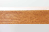 美しい木目のオーク材で作られたデンマーク製のビンテージダイニングテーブルです。シンプルでありながら北欧らしい洗練されたデザインが魅力で、エクステンション機能により天板を伸長して大人数にも対応可能です。天板を閉じた状態では直径のある円形テーブルとして、拡張時には楕円形になり広々とご使用いただけます。丸みを帯びた天板のエッジと先細りの脚が軽やかで、どんな空間にも調和します。Danish Controlの刻印も確認でき、品質の高さが伺える逸品です。北欧モダンな空間演出におすすめの一台です。