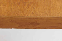 美しい木目のオーク材で作られたデンマーク製のビンテージダイニングテーブルです。シンプルでありながら北欧らしい洗練されたデザインが魅力で、エクステンション機能により天板を伸長して大人数にも対応可能です。天板を閉じた状態では直径のある円形テーブルとして、拡張時には楕円形になり広々とご使用いただけます。丸みを帯びた天板のエッジと先細りの脚が軽やかで、どんな空間にも調和します。Danish Controlの刻印も確認でき、品質の高さが伺える逸品です。北欧モダンな空間演出におすすめの一台です。