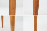 美しい木目のオーク材で作られたデンマーク製のビンテージダイニングテーブルです。シンプルでありながら北欧らしい洗練されたデザインが魅力で、エクステンション機能により天板を伸長して大人数にも対応可能です。天板を閉じた状態では直径のある円形テーブルとして、拡張時には楕円形になり広々とご使用いただけます。丸みを帯びた天板のエッジと先細りの脚が軽やかで、どんな空間にも調和します。Danish Controlの刻印も確認でき、品質の高さが伺える逸品です。北欧モダンな空間演出におすすめの一台です。