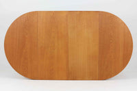 美しい木目のオーク材で作られたデンマーク製のビンテージダイニングテーブルです。シンプルでありながら北欧らしい洗練されたデザインが魅力で、エクステンション機能により天板を伸長して大人数にも対応可能です。天板を閉じた状態では直径のある円形テーブルとして、拡張時には楕円形になり広々とご使用いただけます。丸みを帯びた天板のエッジと先細りの脚が軽やかで、どんな空間にも調和します。Danish Controlの刻印も確認でき、品質の高さが伺える逸品です。北欧モダンな空間演出におすすめの一台です。